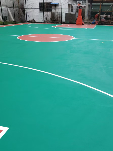 凌源 球场长期使用易出现地面开裂